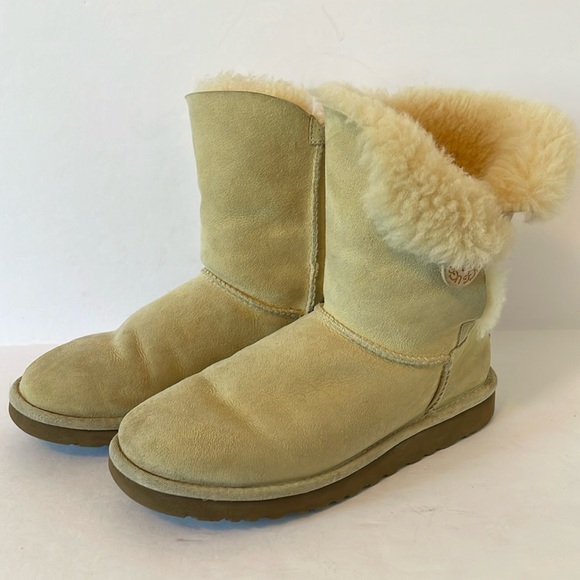 UGG Boot Women’s size  7 - Picture 1 of 8